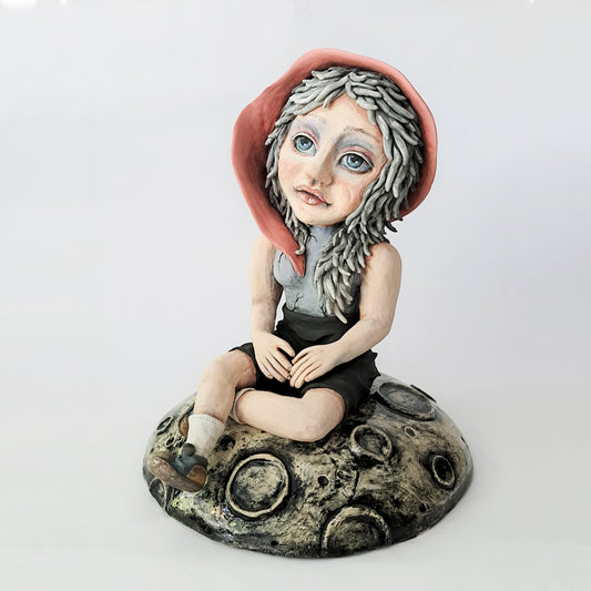 מחזיקה בתוכה