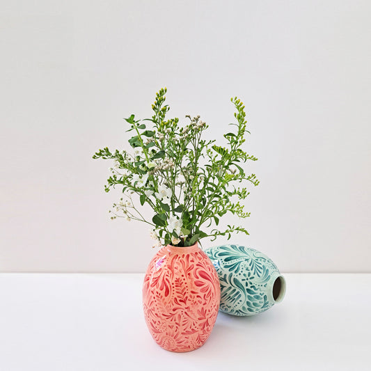 ואזה ורודה עם איורים באדום