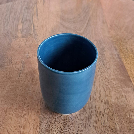 כוס בגוון כחול עמוק