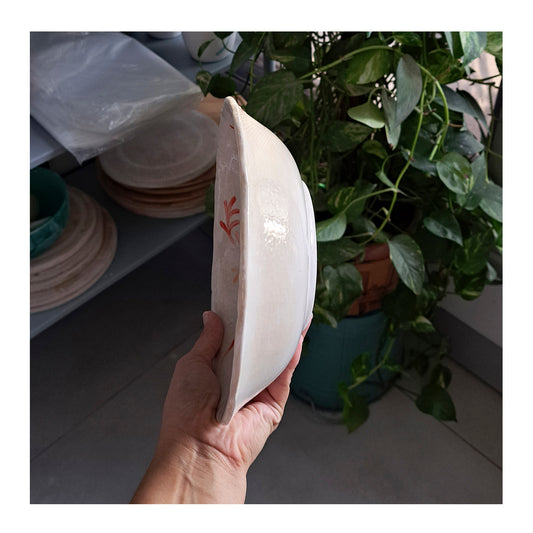 קערת הגשה לבנה עם איורים בגווני כתום