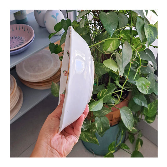 קערת הגשה לבנה עם תותים ופס זהב