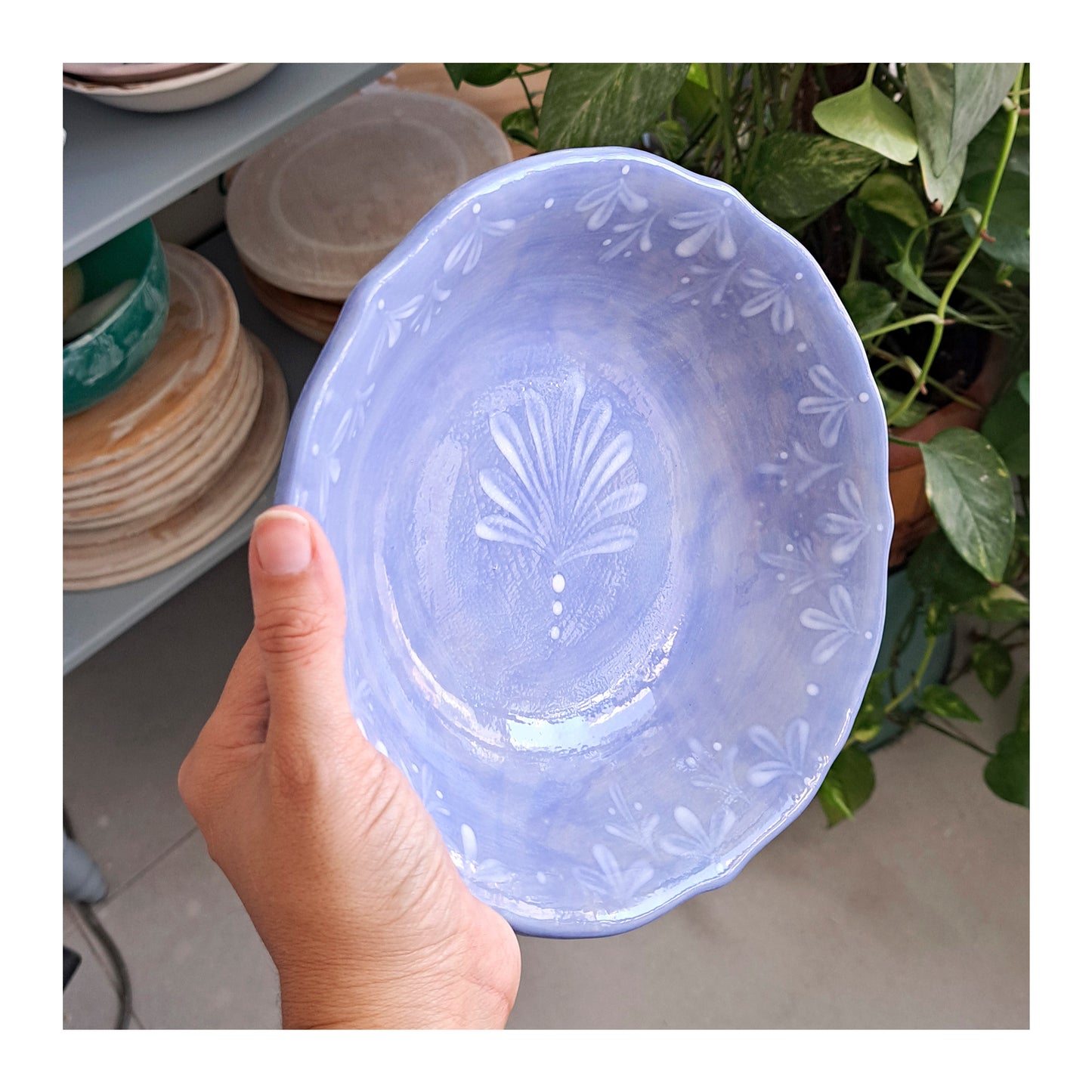 קערת הגשה כחול עדין עם איורים בלבן