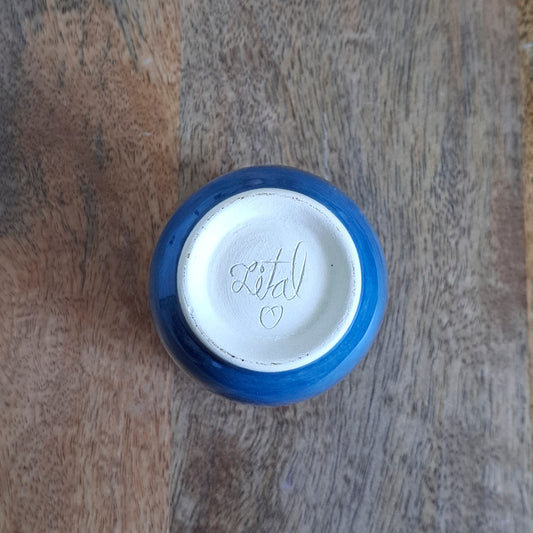 כוס בגוון כחול עמוק