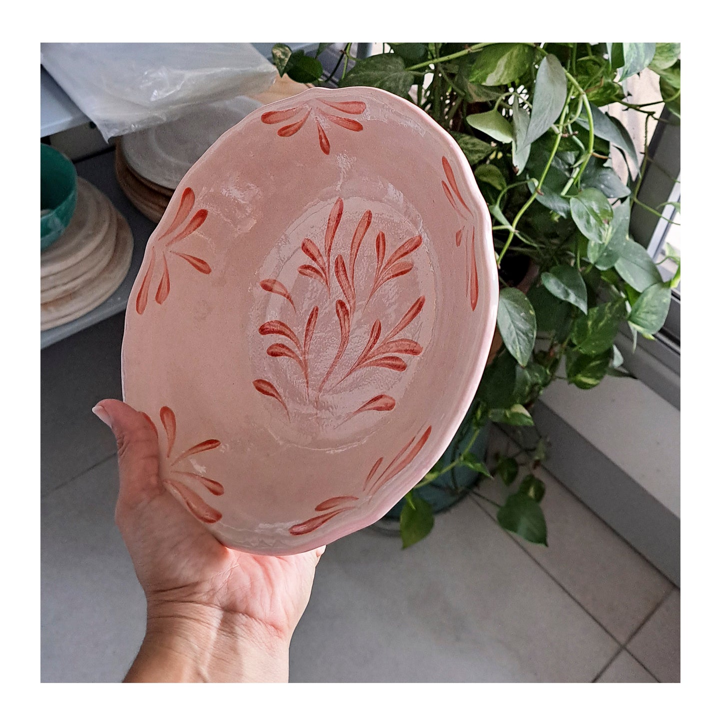 קערת הגשה ורודה עם איורים בכתום