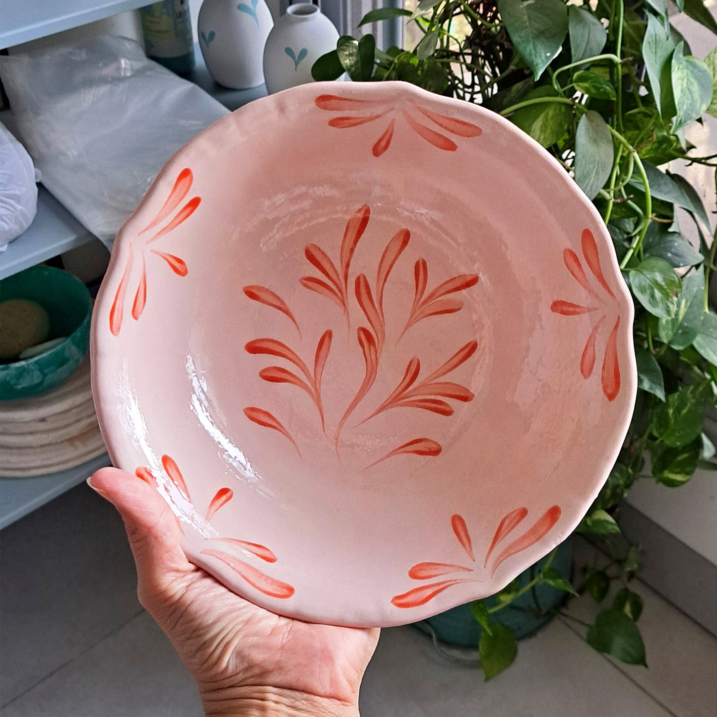 קערת הגשה ורודה עם איורים בכתום