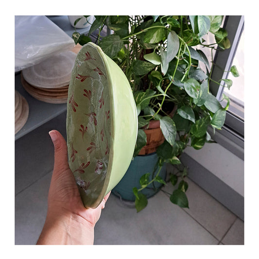 קערת הגשה ירוקה עם איורים בגווני כתום וחום