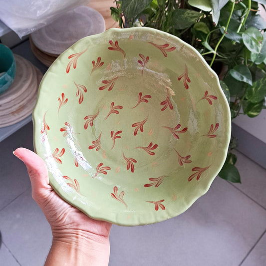 קערת הגשה ירוקה עם איורים בגווני כתום וחום