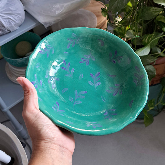 קערת הגשה טורקיז עם איורים בגווני כחול