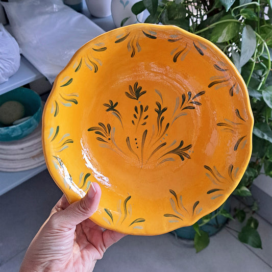 קערת הגשה צהובה עם איורים בגווני ירוק