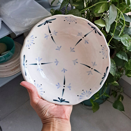 קערת הגשה לבנה עם איורים בגווני כחול