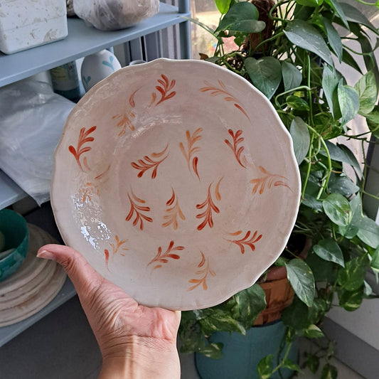 קערת הגשה לבנה עם איורים בגווני כתום