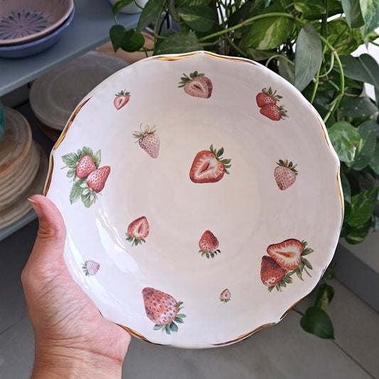 קערת הגשה לבנה עם תותים ופס זהב