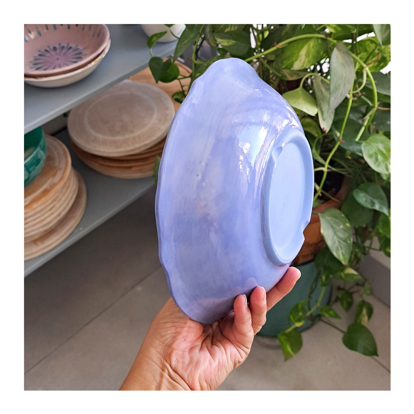 קערת הגשה כחול עדין עם איורים בלבן