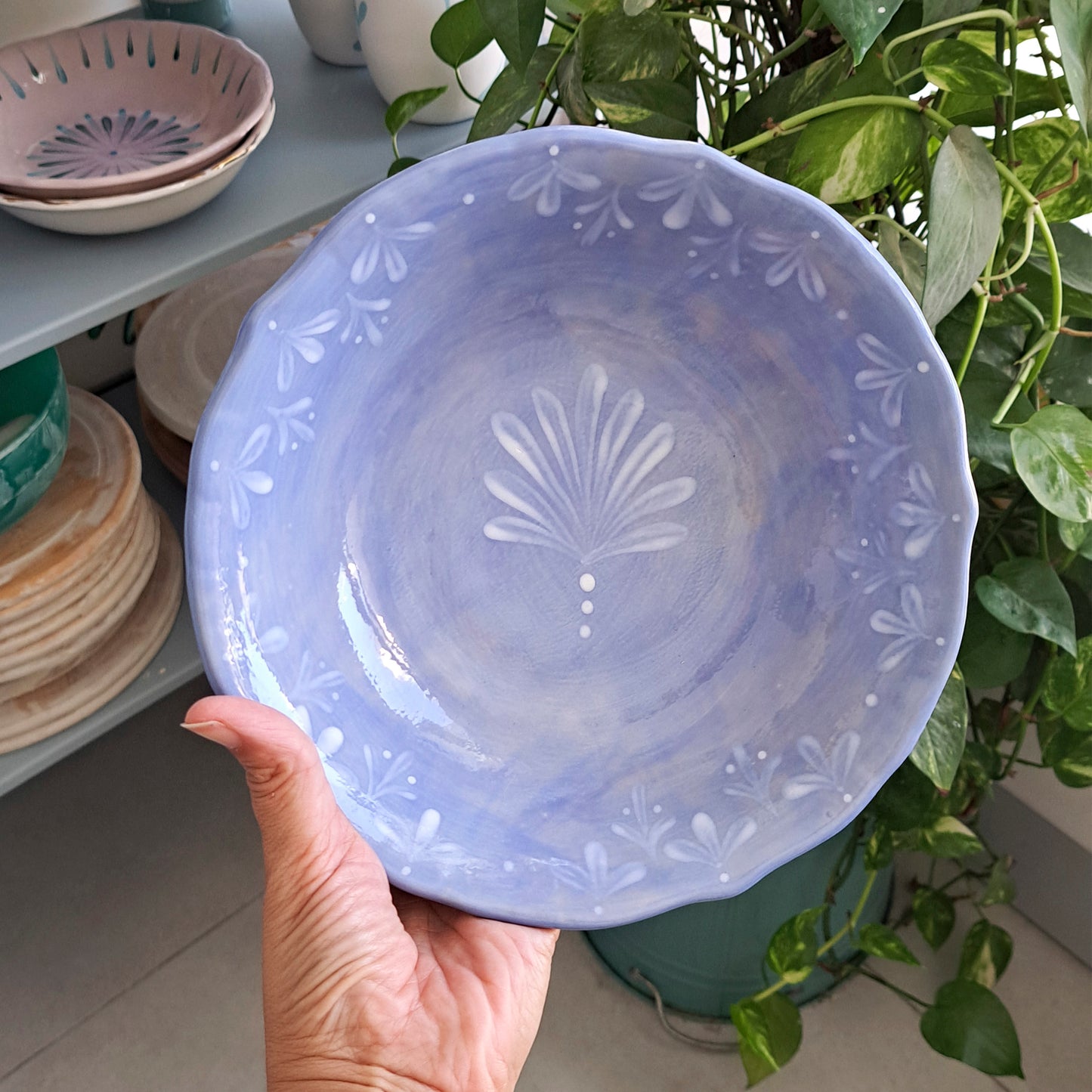 קערת הגשה כחול עדין עם איורים בלבן