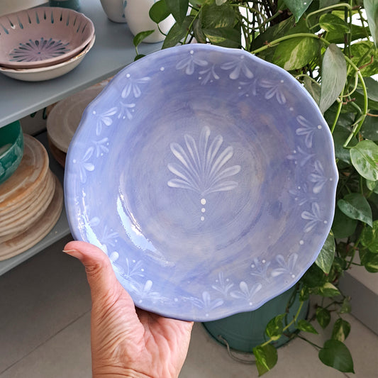 קערת הגשה כחול עדין עם איורים בלבן