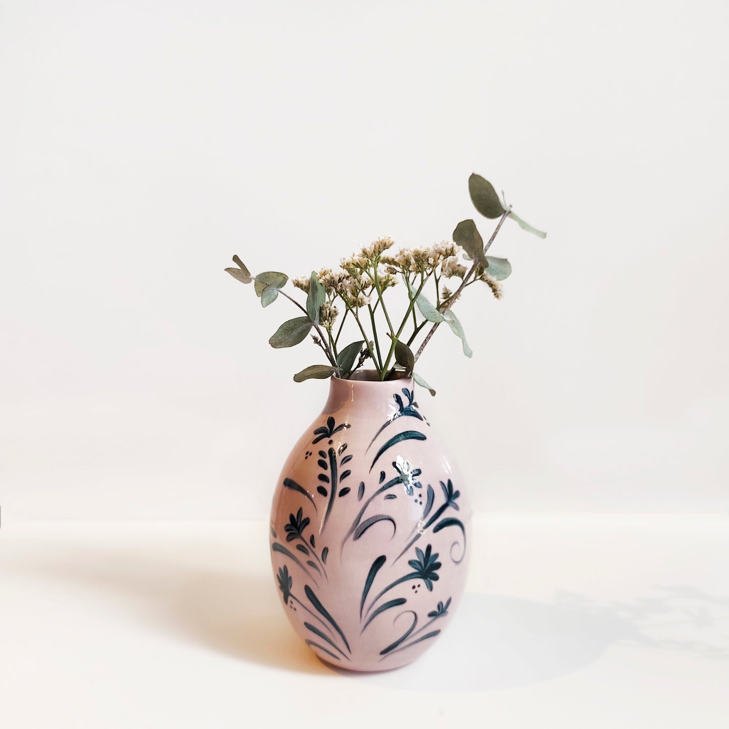 ואזה קטנה בגוון סגול בהיר עם איורים בכחול