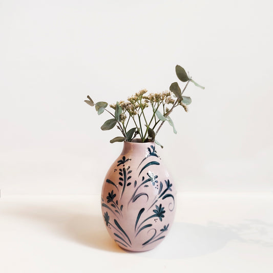 ואזה קטנה בגוון סגול בהיר עם איורים בכחול