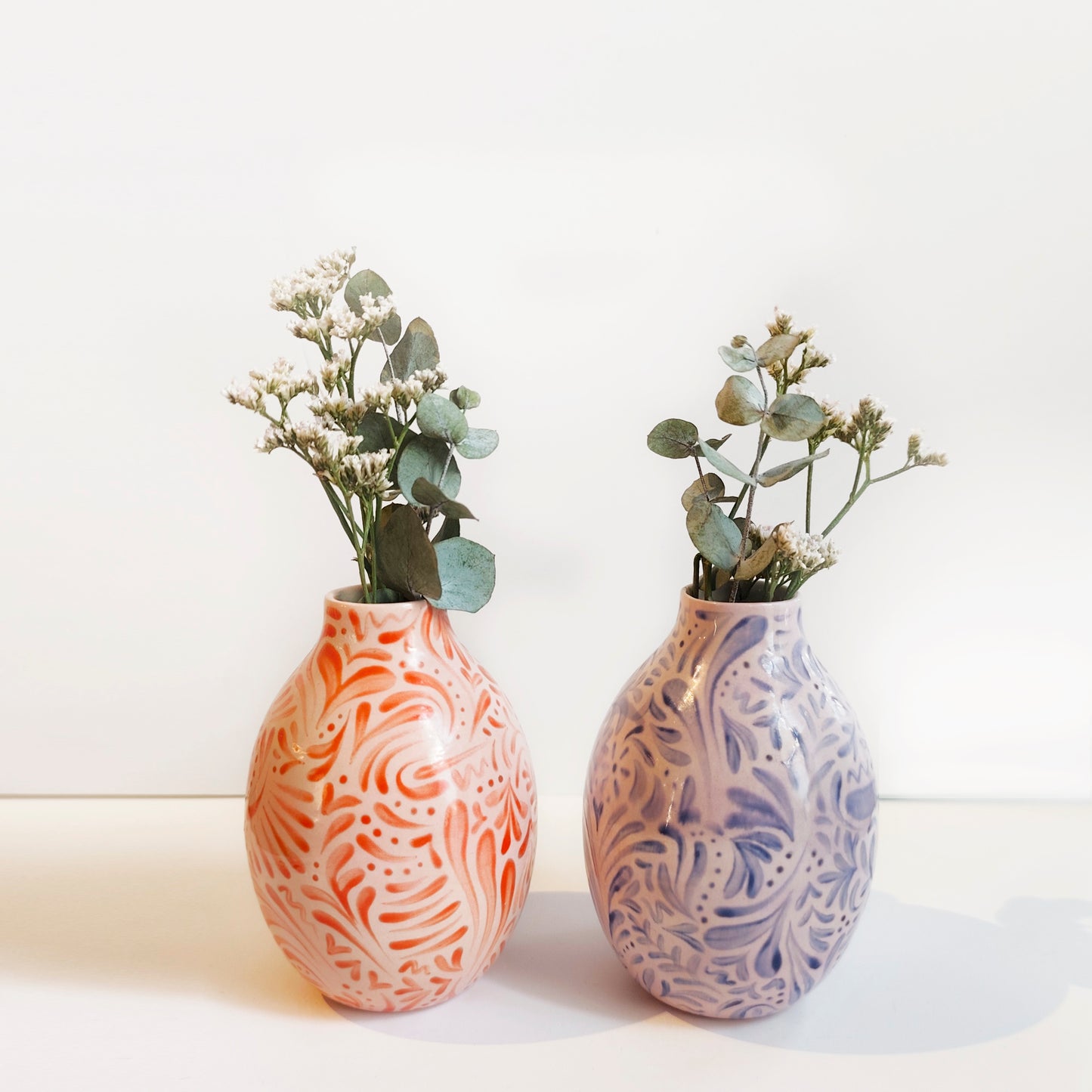 ואזה קטנה בגוון סגלגל עם איורים בסגול