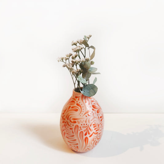 ואזה קטנה בגוון ורדרד עם איורים בכתום אש