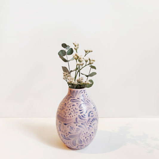 ואזה קטנה בגוון סגלגל עם איורים בסגול