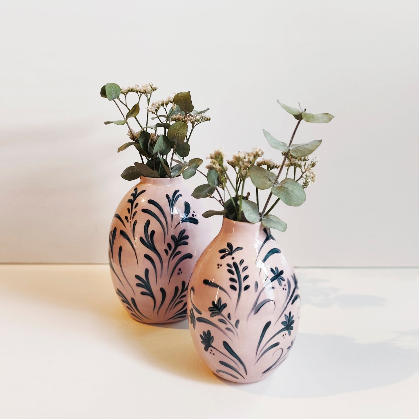 ואזה בגוון סגול בהיר עם איורים בכחול