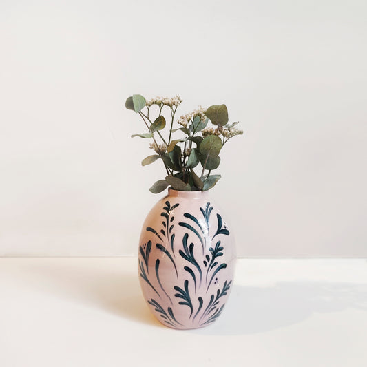 ואזה בגוון סגול בהיר עם איורים בכחול